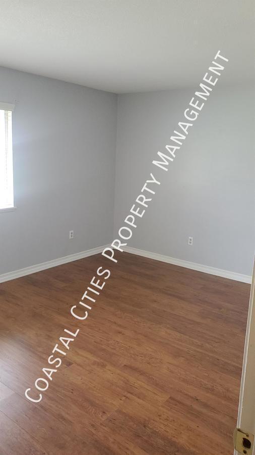 Building Photo - 1696 Carmel Cir E