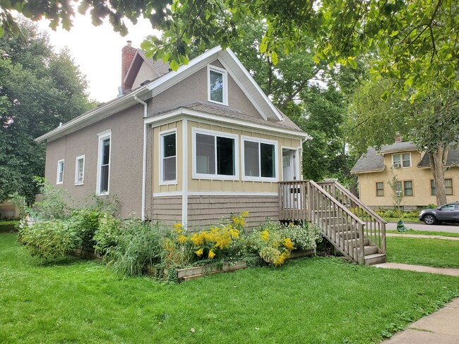 Building Photo - 4 BR with 2 FULL BA - Single Family Home i...