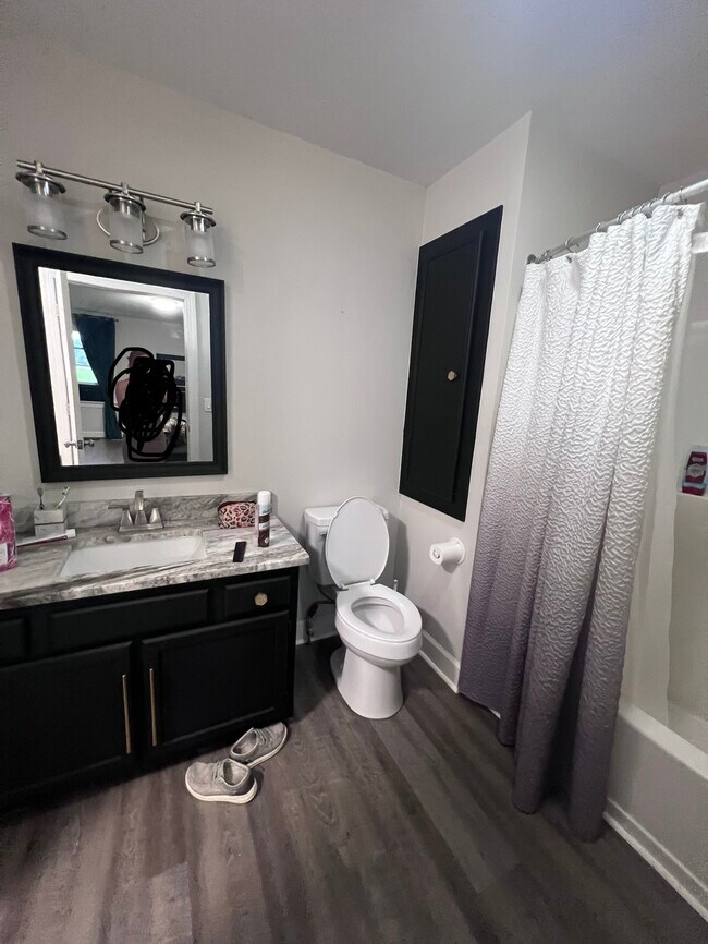 Master Bathroom - 160 N Peace Haven Rd