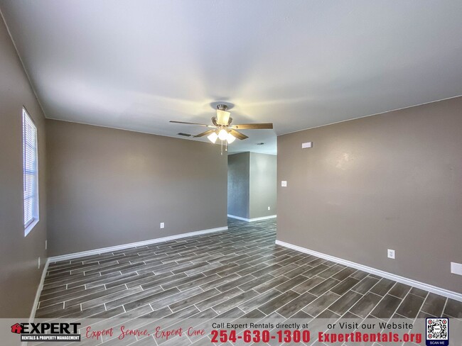 Building Photo - 2 bedroom/ 1 bath with one car garage.