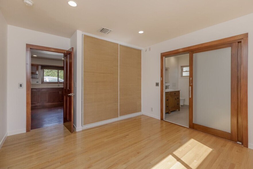 Building Photo - 709 Avenue D