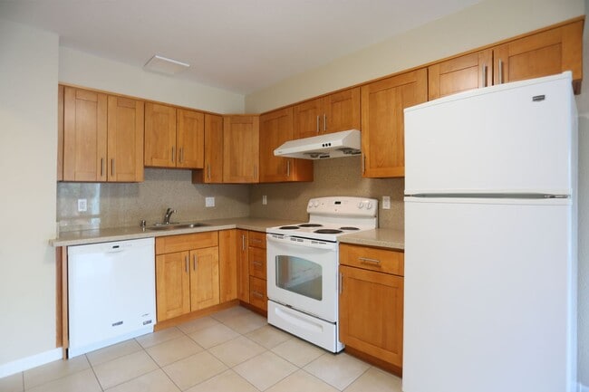 Building Photo - OPEN HOUSE: Tuesday (1/13) 6:40pm-7:00pm. Contemporary 2BR/1BA in the Outer Richmond, Yard, Laund...