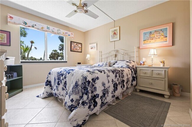 Building Photo - 5571 NE Gulfstream Way