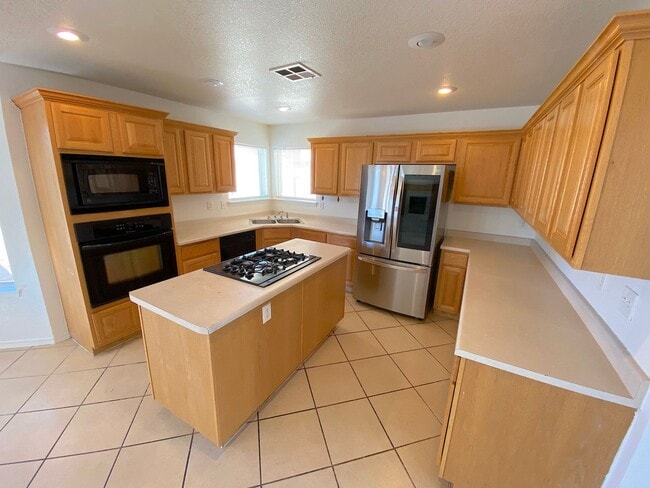 Building Photo - East El Paso 5Bed/3Bath Refrig A/C!