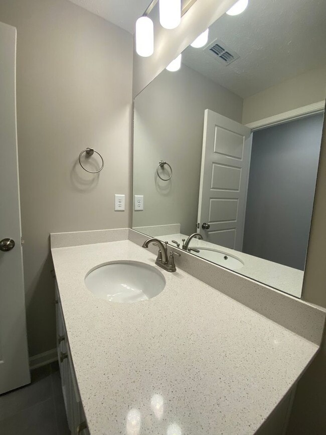 Building Photo - 3 BD 2.5 BA | 2 Car Garage | End Unit Townhome