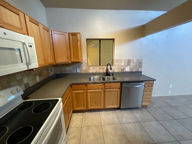 Building Photo - Central Tucson, close to University of Ari...