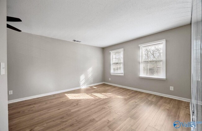 Building Photo - 2080 Woodlawn Dr SW