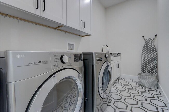 Building Photo - 2014 Cambridge Ave