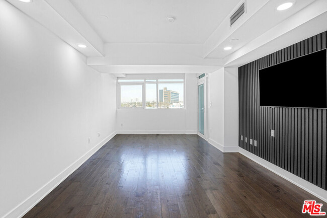 Building Photo - 13600 Marina Pointe Dr