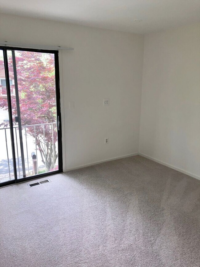 Building Photo - Spacious Potomac Beauty backs to Golf Course