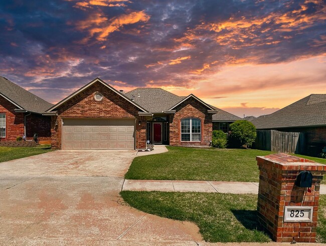 Primary Photo - Absolutely Gorgeous Home in Moore with Spa...