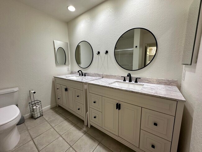 Building Photo - 166 Wimbledon Ct