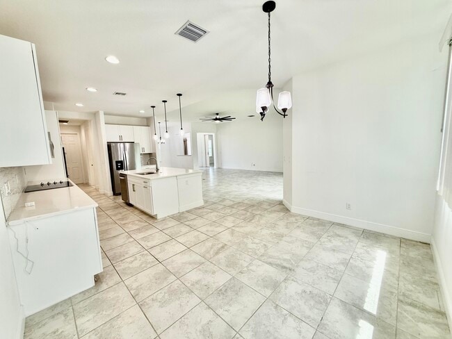 Building Photo - 293 SW Ridgecrest Dr