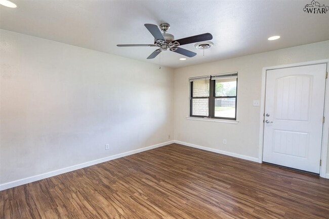 Building Photo - 4004 Hooper Dr