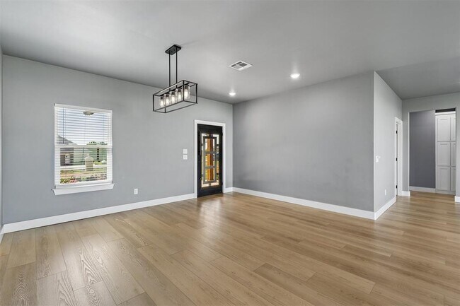 Building Photo - 4930 Meadow Dr