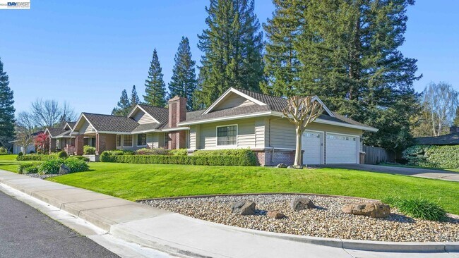 Building Photo - 261 St Paul Dr