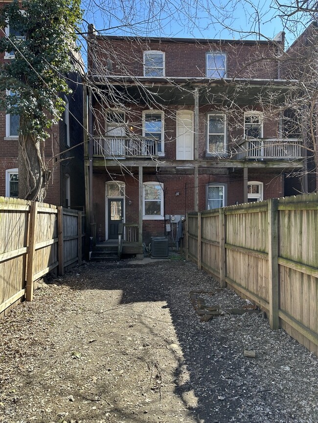 Building Photo - Clean 3Bd 2.5 Bth Town Home Near Soulard &...