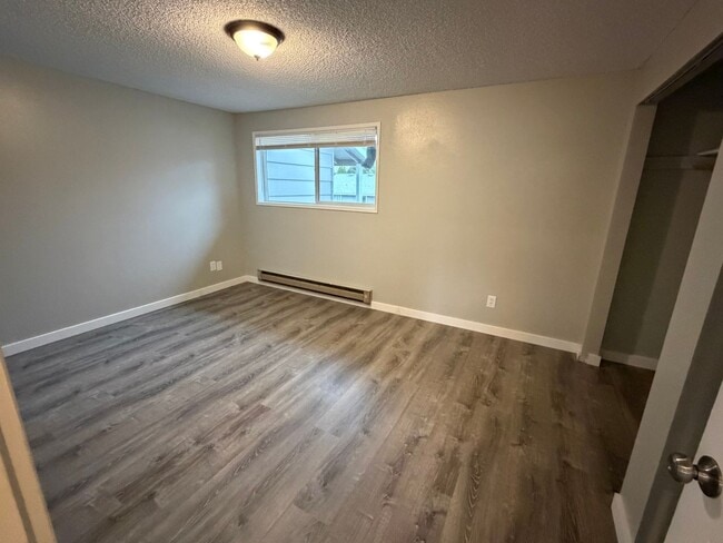 Building Photo - Convenient Location and Comfortable Living