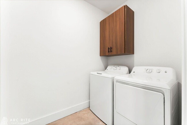 Building Photo - 2303 Toledo Ave