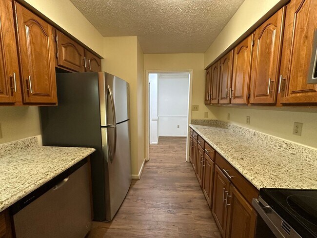 Building Photo - 2 Bedroom / 2 Bath Brick Condo - Bristol, TN