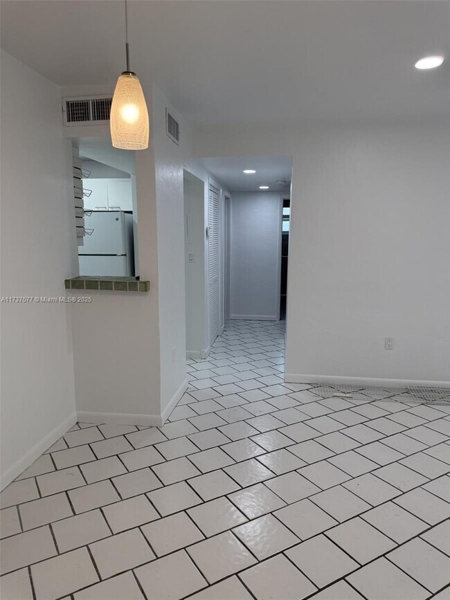 Building Photo - 9400 SW 77th Ave
