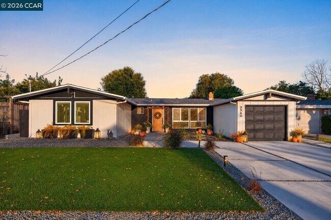 Building Photo - 3360 Esperanza Dr