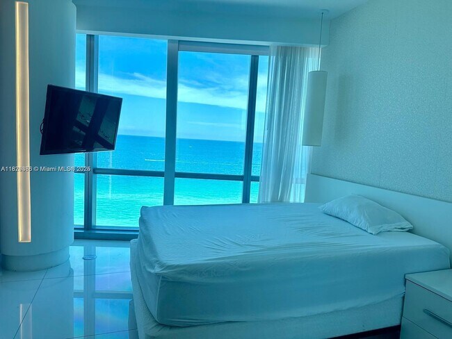 Building Photo - 17121 Collins Ave