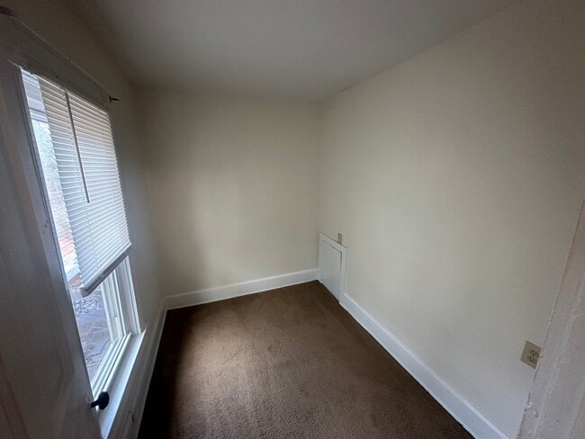 Building Photo - 3 Bedroom Home Available in July