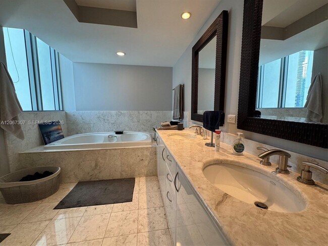 Building Photo - 1331 Brickell Bay Dr