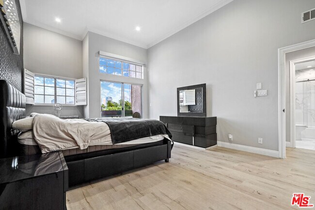 Building Photo - 10627 Ashton Ave