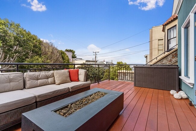 Building Photo - 2 Bed, 2 Bath, 2 Car Parking - Stunning Co...
