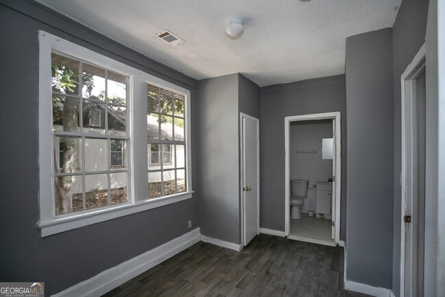 Building Photo - 402 Boulevard St