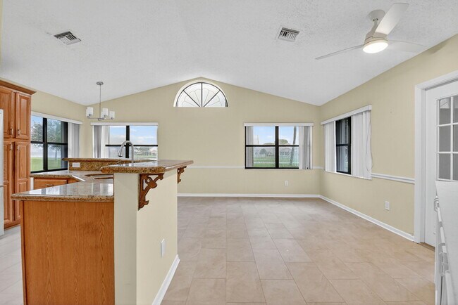 Building Photo - 8081 Cassia Dr