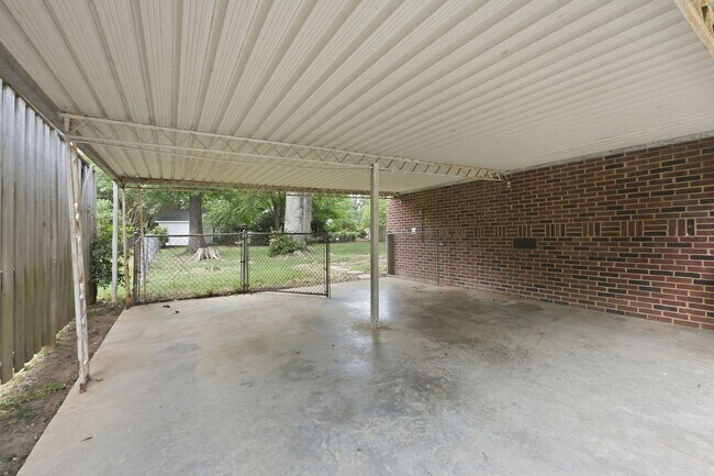 Building Photo - Beautifully Updated 3BR Home in an Established Burlington Neighborhood