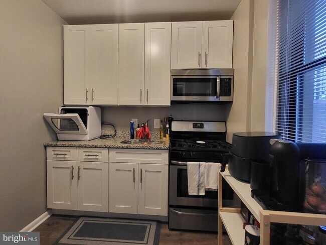 Building Photo - 135 S 19th St