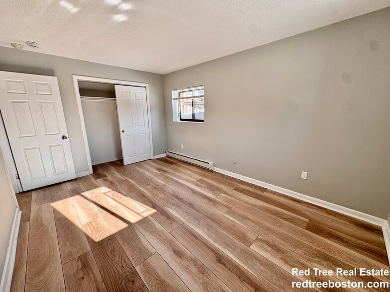 Building Photo - 837 River St