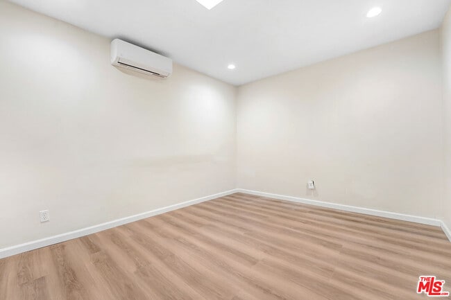 Building Photo - 845 N Hagar St