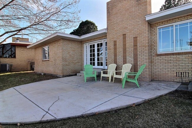 Building Photo - 303 Aliso Dr SE