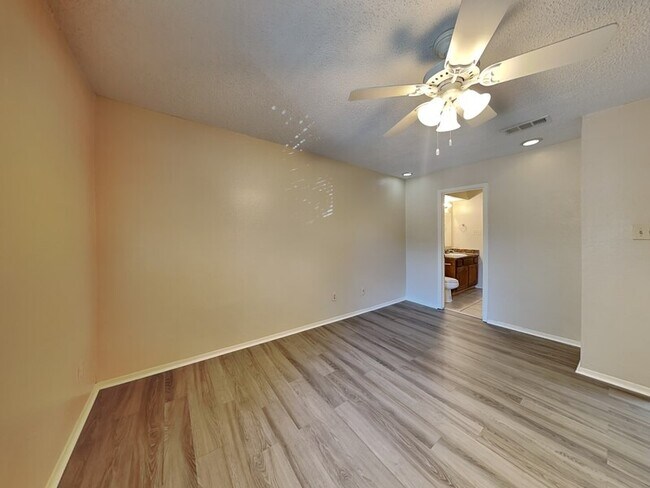 Building Photo - 930 Southmoor Dr