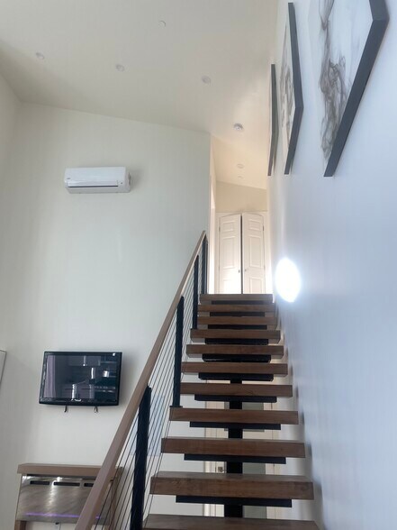 Building Photo - 2447 Alameda de las Pulgas