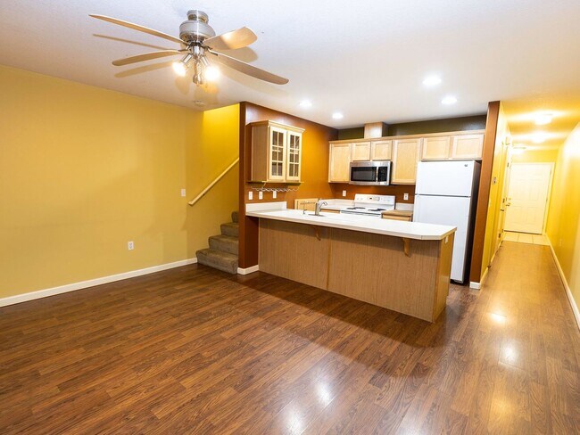 Building Photo - Bright & Spacious 2-Bedroom End Unit Townh...