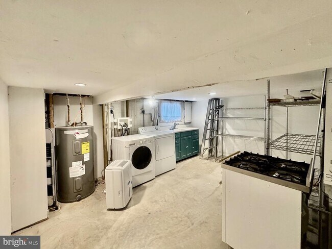 Building Photo - 769 Kenyon St NW