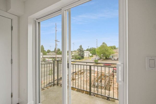 Building Photo - Sunnyside 12 Apartments Available! 1 bed, ...