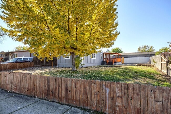 Building Photo - Cozy Home and Beautiful Spacious Yard