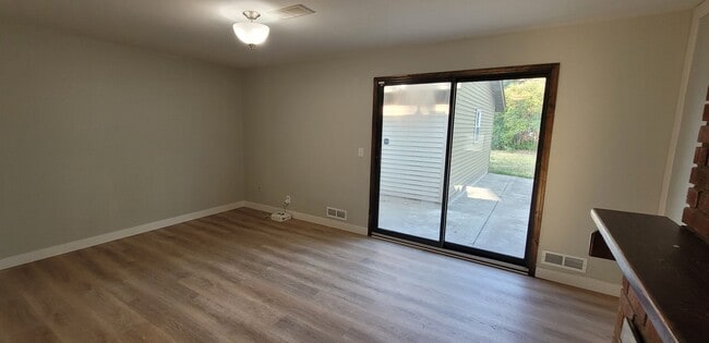 Building Photo - 10051 Magnolia St NW