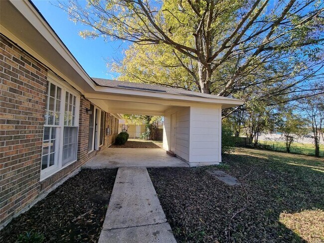 Building Photo - 2044 Edinburgh Dr