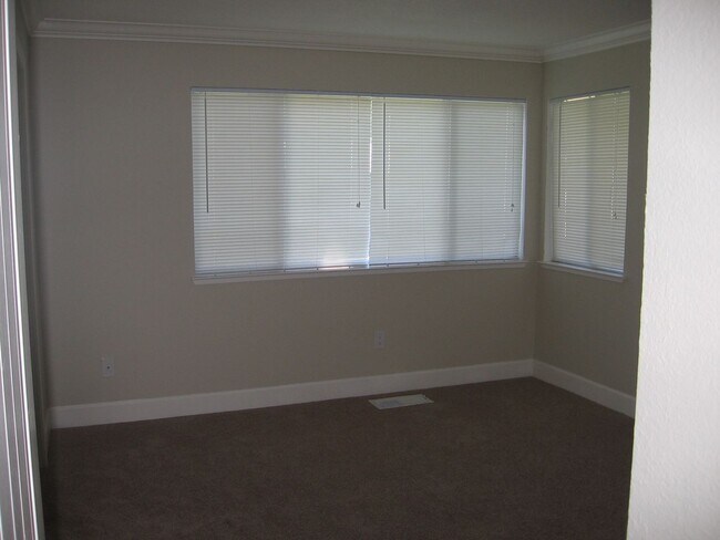 Building Photo - 2x2 unit