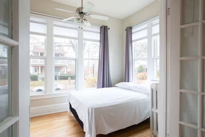 Building Photo - 900 W 22nd St