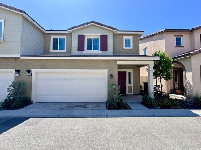 Primary Photo - Beautiful 3 bedroom Town house available f...