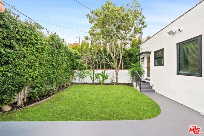 Building Photo - 260 S La Peer Dr